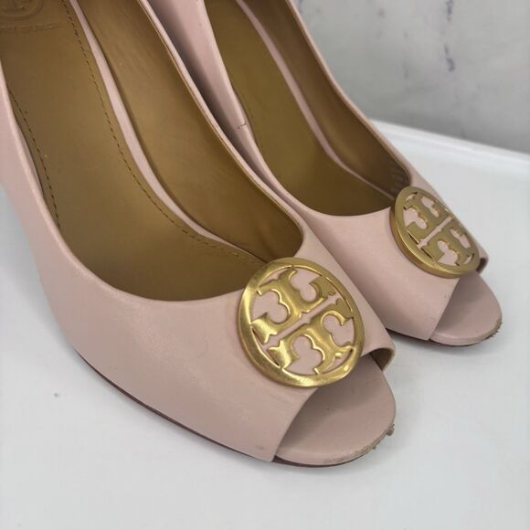 Tory Burch Wedge Heel Shoes 8.5 Benton Pink Leather Gold Medal Logo Peep Toe - Picture 16 of 16